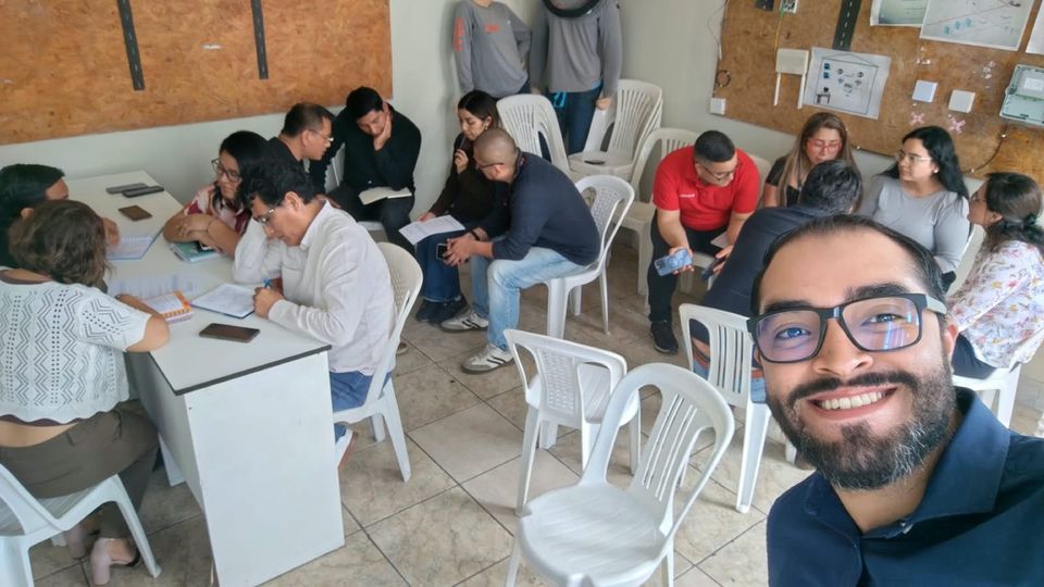 Taller práctico con participantes trabajando por equipos